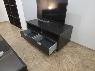 Mesa TV salón con ruedas