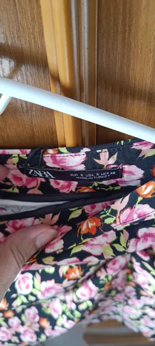 Falda zara floral drapeada