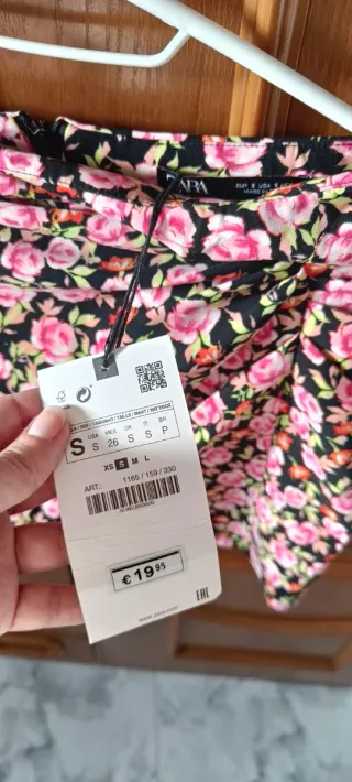 Falda zara floral drapeada