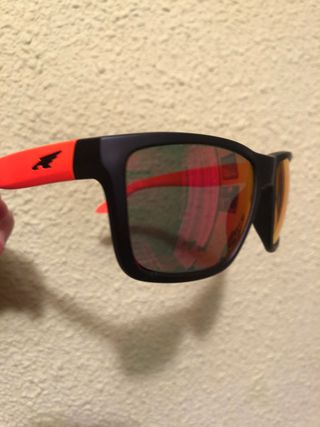 Gafas de sol Arnette negras y naranjas