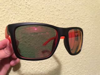 Gafas de sol Arnette negras y naranjas