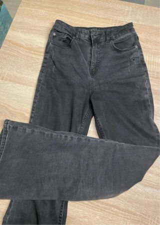 Pantalones vaqueros grises desgastados