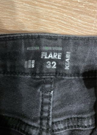 Pantalones vaqueros grises desgastados