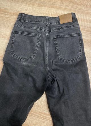 Pantalones vaqueros grises desgastados