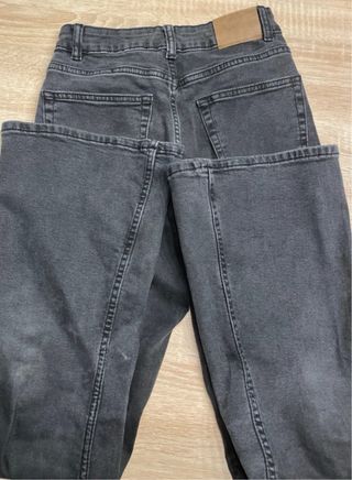 Pantalones vaqueros grises desgastados