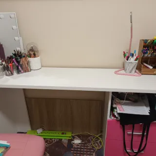 Escritorio blanco y rosa.