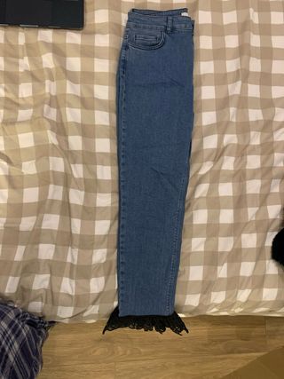 Pantalones pitillo con detalle de encaje