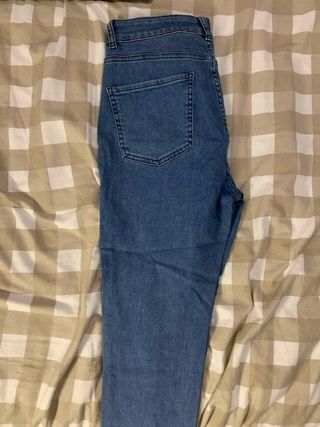 Pantalones pitillo con detalle de encaje