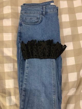 Pantalones pitillo con detalle de encaje