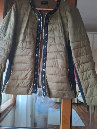 Cazadora verde y negra con pedrería