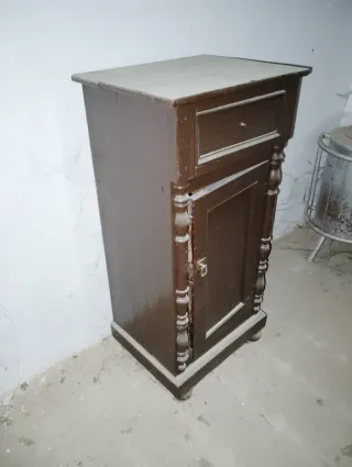 Mesilla alta antigua de madera