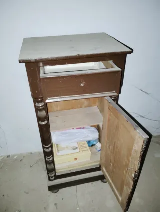 Mesilla alta antigua de madera