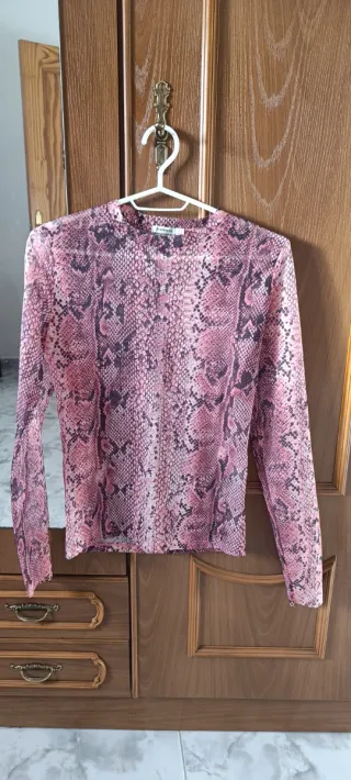 Top Stradivarius efecto serpiente rosa