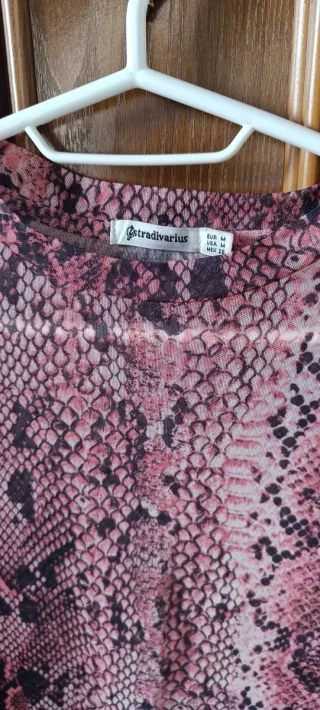 Top Stradivarius efecto serpiente rosa