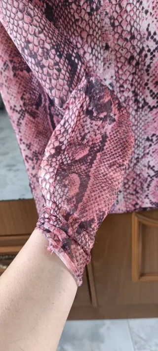 Top Stradivarius efecto serpiente rosa