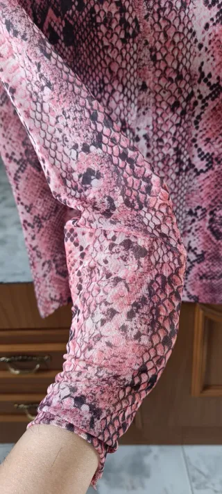 Top Stradivarius efecto serpiente rosa