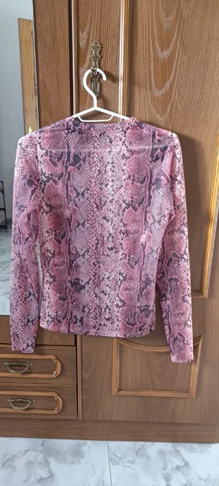 Top Stradivarius efecto serpiente rosa