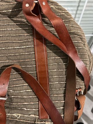 Mochila de tela con detalles en piel