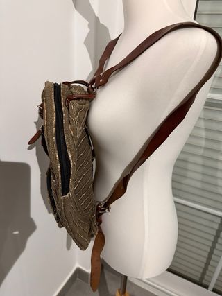 Mochila de tela con detalles en piel