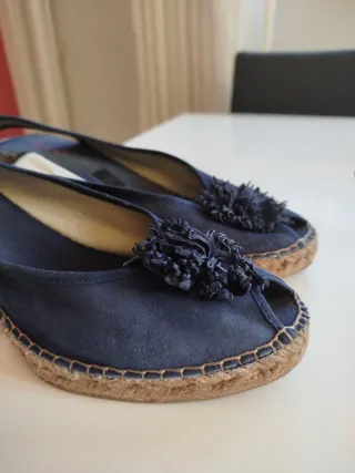 Cuñas azules con pompón