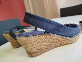 Cuñas azules con pompón