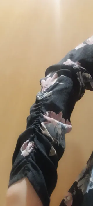 Vestido Springfield floral negro talla S