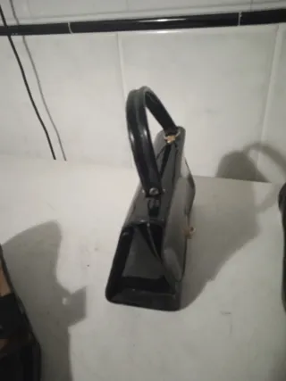 BOLSO Y ZAPATOS DE CHAROL NEGROS VINTAGE.