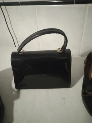 BOLSO Y ZAPATOS DE CHAROL NEGROS VINTAGE.