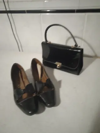 BOLSO Y ZAPATOS DE CHAROL NEGROS VINTAGE.