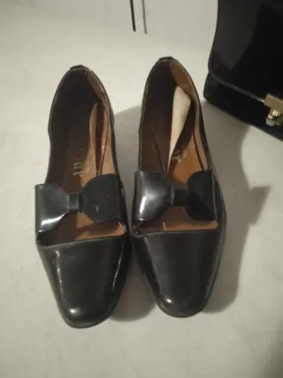 BOLSO Y ZAPATOS DE CHAROL NEGROS VINTAGE.