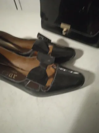 BOLSO Y ZAPATOS DE CHAROL NEGROS VINTAGE.