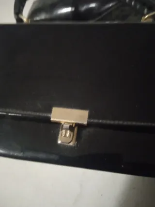 BOLSO Y ZAPATOS DE CHAROL NEGROS VINTAGE.