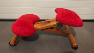 Silla ergonómica de rodillas de madera.