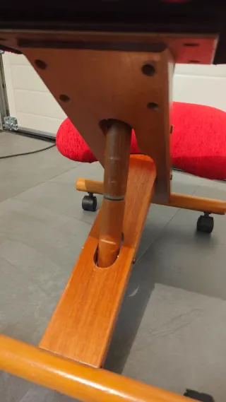 Silla ergonómica de rodillas de madera.