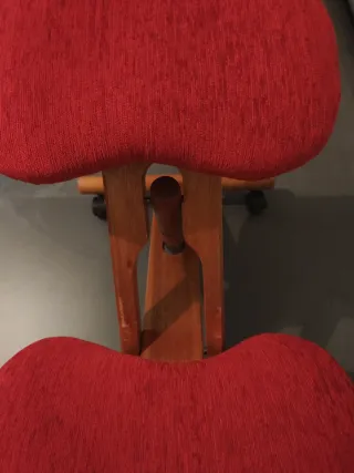 Silla ergonómica de rodillas de madera.