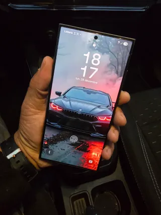 Samsung S24 Ultra Gris Titanio Con auriculares.