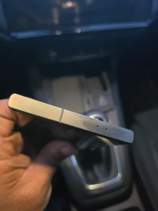 Samsung S24 Ultra Gris Titanio Con auriculares.