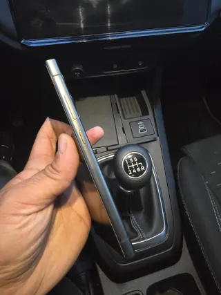 Samsung S24 Ultra Gris Titanio Con auriculares.