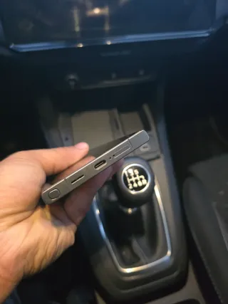 Samsung S24 Ultra Gris Titanio Con auriculares.