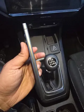 Samsung S24 Ultra Gris Titanio Con auriculares.