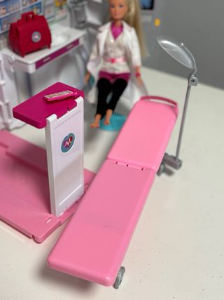 Ambulancia Barbie junto clínica + 1 Muñeca Barbie.