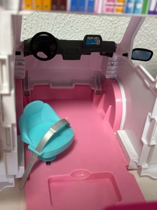 Ambulancia Barbie junto clínica + 1 Muñeca Barbie.
