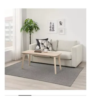 Alfombra negra y blanca de tela