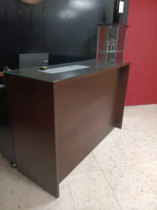 Mostrador de madera con cristal