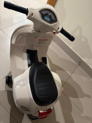 Moto eléctrica infantil Vespa