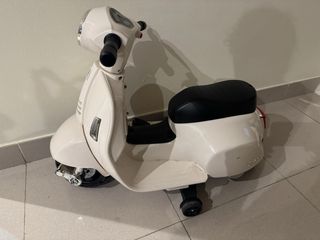 Moto eléctrica infantil Vespa