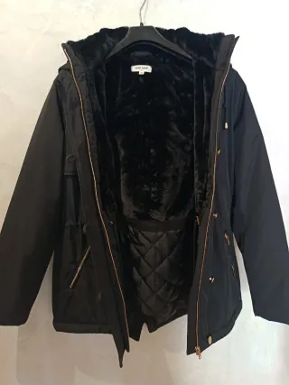 Abrigo negro con capucha y detalles dorados