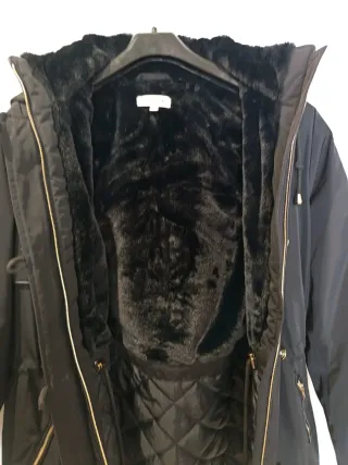 Abrigo negro con capucha y detalles dorados