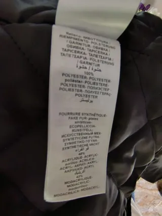 Abrigo negro con capucha y detalles dorados