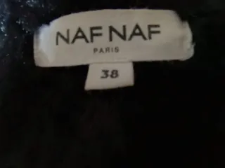 Abrigo negro con capucha y detalles dorados